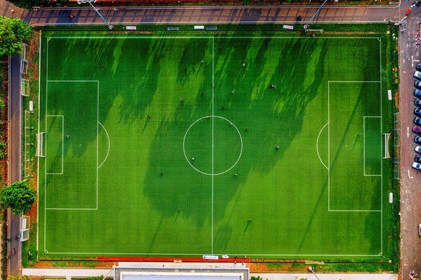 Tout savoir sur le terrain football : types, avantages et entretien